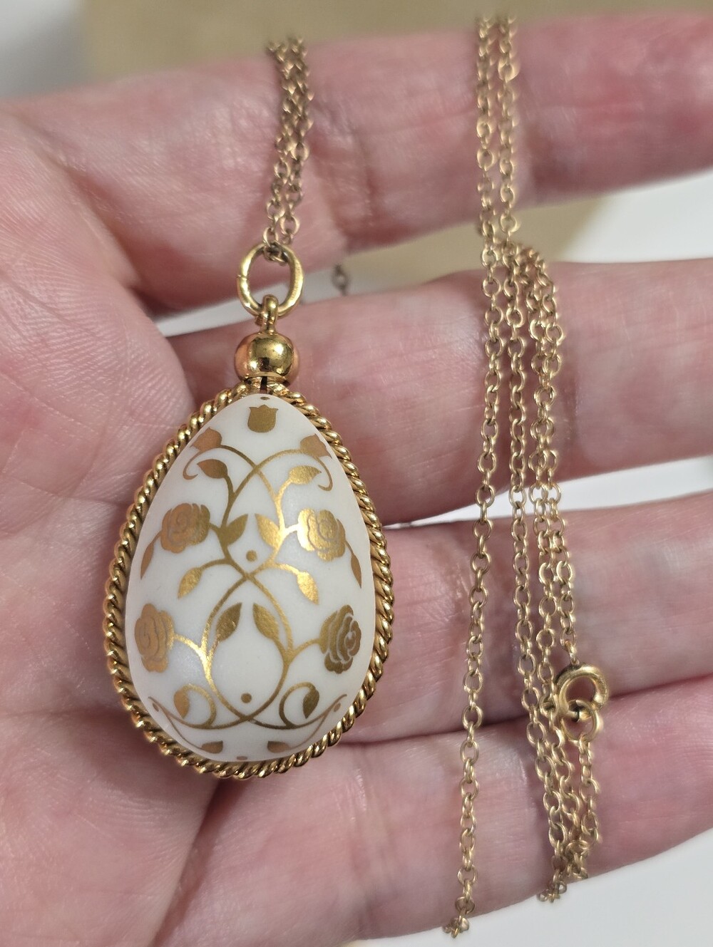 Vintage 1978 Franklin Mint Bisque Porcelain Floral Easter Egg Pendant Necklace - Picture 6 of 8
